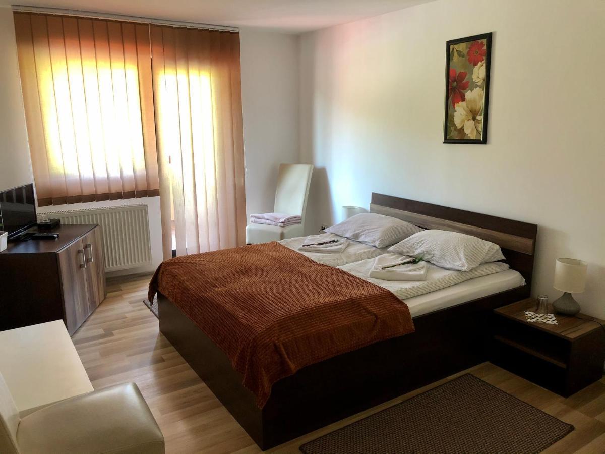 Sîndominic Aranykakas Etterem Es Panzio Bed & Breakfast エクステリア 写真
