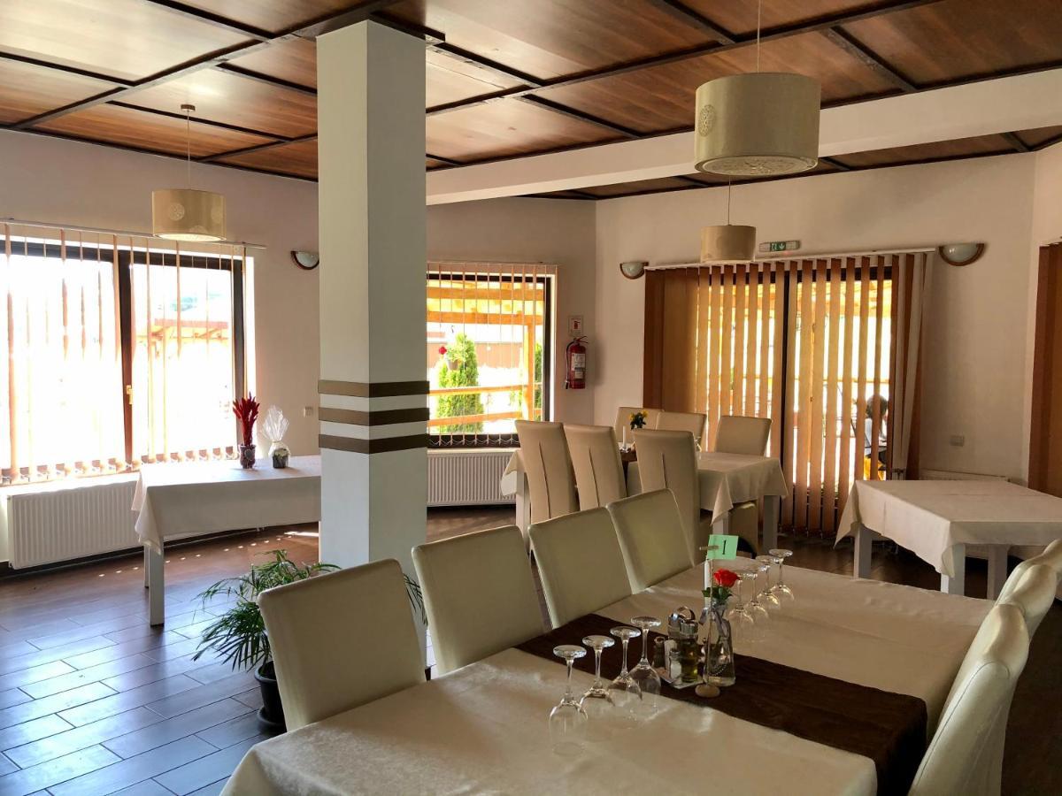 Sîndominic Aranykakas Etterem Es Panzio Bed & Breakfast エクステリア 写真