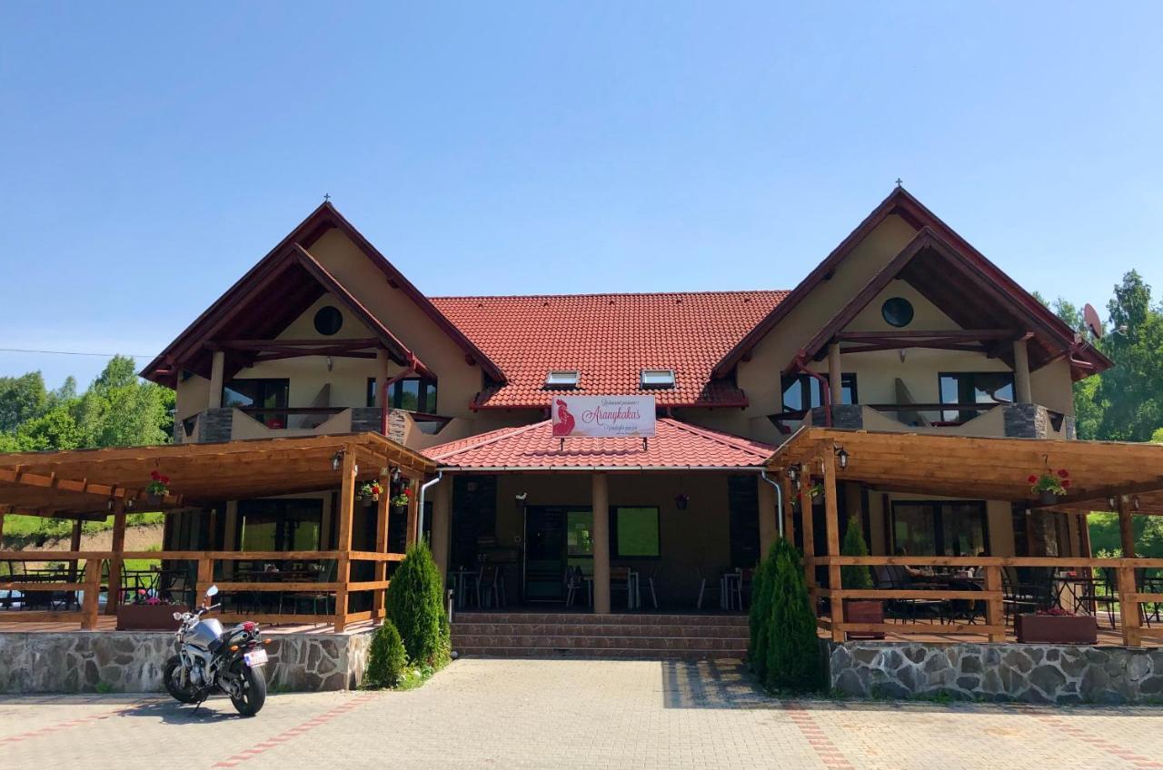 Sîndominic Aranykakas Etterem Es Panzio Bed & Breakfast エクステリア 写真