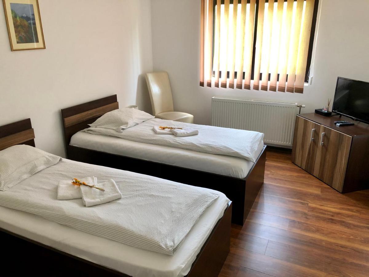Sîndominic Aranykakas Etterem Es Panzio Bed & Breakfast エクステリア 写真
