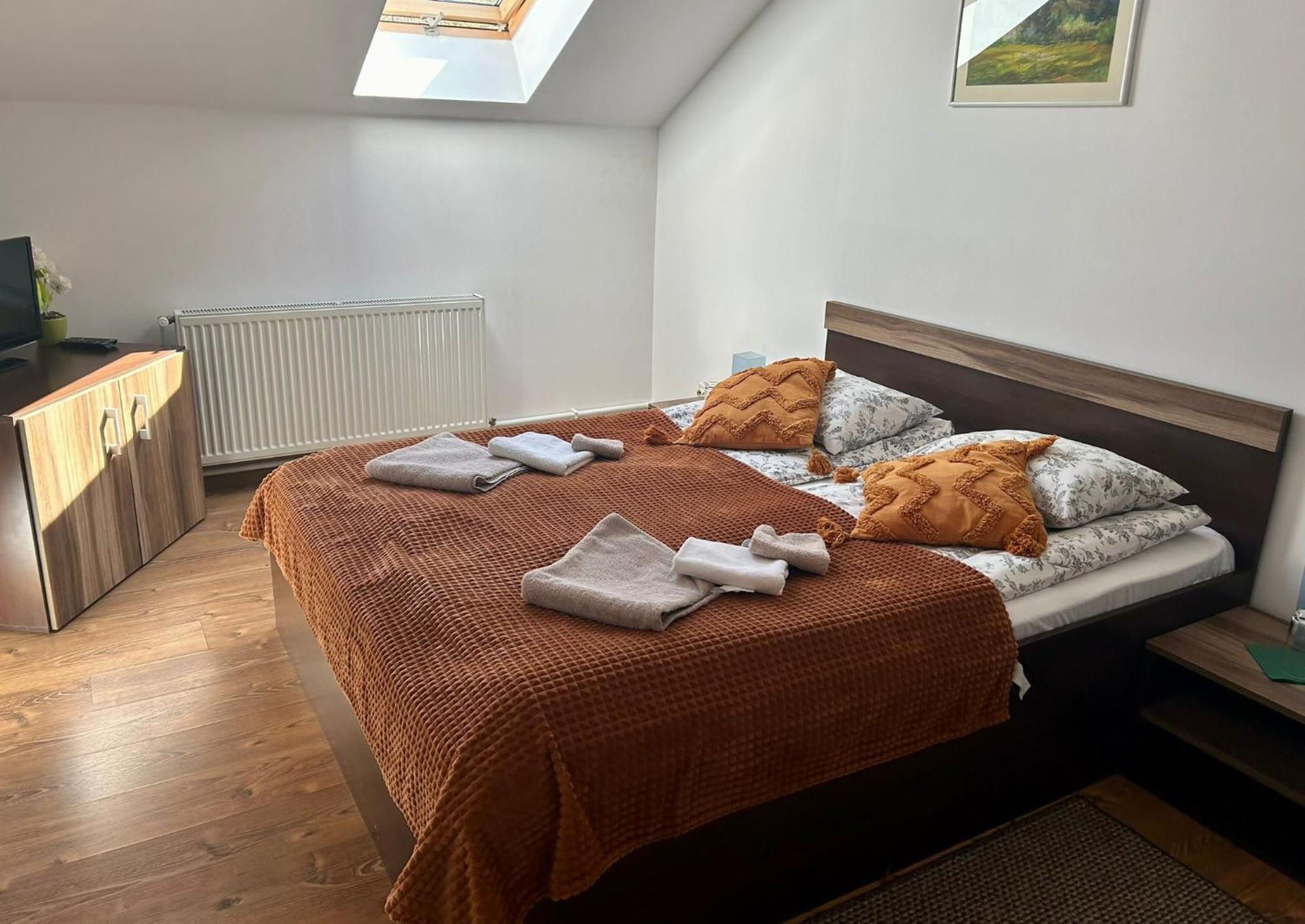 Sîndominic Aranykakas Etterem Es Panzio Bed & Breakfast エクステリア 写真